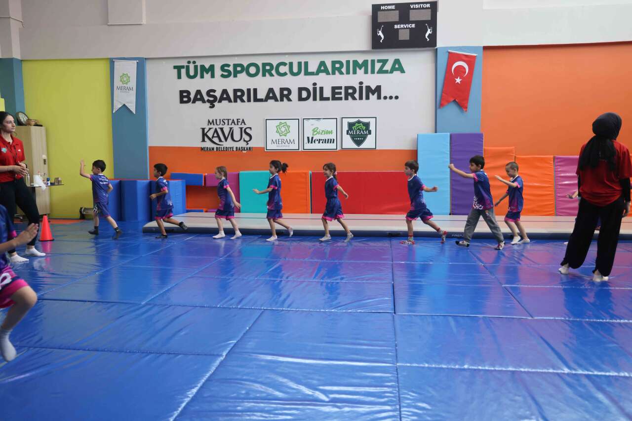 Çocuklar sahaya çıktı, aileler tribündeki yerini aldı! Konya’da spor şöleni 7